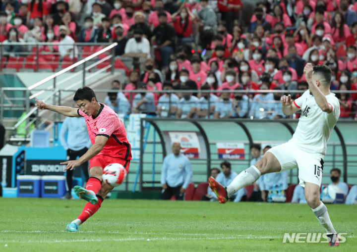 [서울=뉴시스] 김진아 기자 = 14일 서울월드컵경기장에서 열린 축구 국가대표팀 평가전 대한민국 대 이집트 경기, 한국 조규성이 팀의 세번째 골을 성공시키고 있다. 2022.06.14. bluesoda@newsis.com