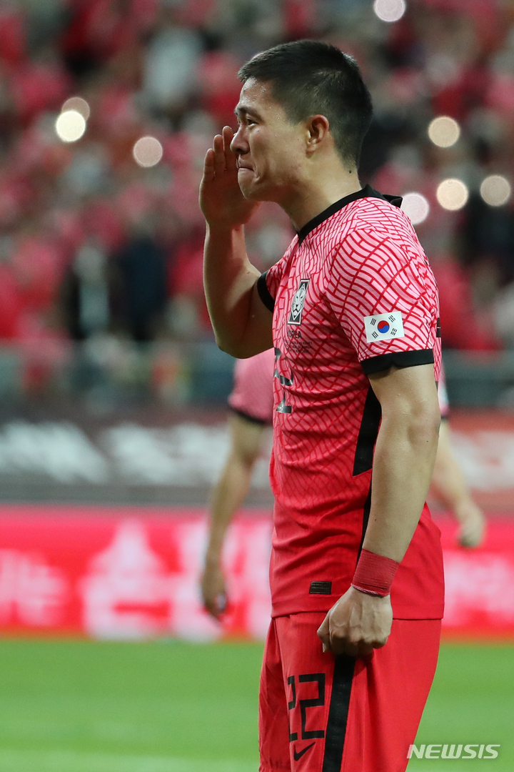 [서울=뉴시스] 조성우 기자 = 14일 오후 서울 마포구 서울월드컵경기장에서 열린 축구 국가대표팀 평가전 대한민국 대 이집트의 경기 후반전, 한국 권창훈이 팀의 네 번째 골을 넣은 뒤 경례하고 있다. 2022.06.14. xconfind@newsis.com