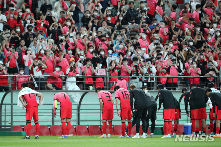 [서울=뉴시스] 권창회 기자 = 14일 서울월드컵경기장에서 열린 축구 국가대표팀 평가전 대한민국 대 이집트 경기, 4대1로 승리한 대한민국 축구대표팀 선수들이 관중들에게 인사하고 있다. 2022.06.14. kch0523@newsis.com