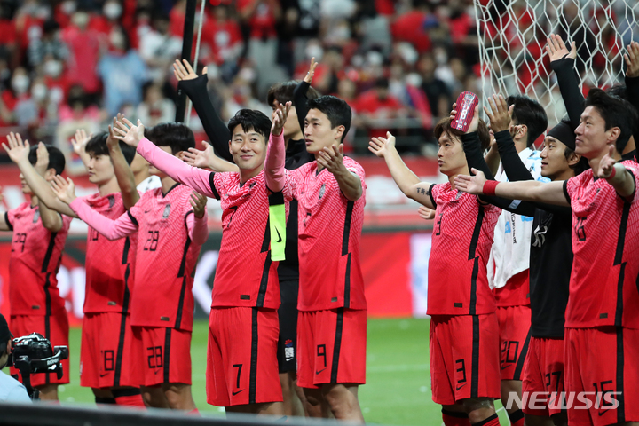 [서울=뉴시스] 조성우 기자 = 14일 오후 서울 마포구 서울월드컵경기장에서 열린 축구 국가대표팀 평가전 대한민국 대 이집트의 경기, 4-1 승리를 거둔 한국 선수들이 팬들에게 인사하고 있다. 2022.06.14. xconfind@newsis.com