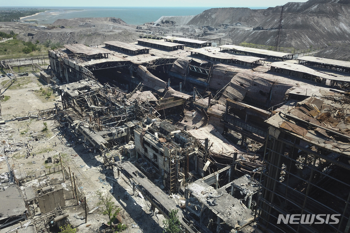 [마리우폴=AP/뉴시스] 러시아 국방부가 지난 6월13일(현지시간) 공개한 사진에 우크라이나 동부 도네츠크인민공화국(DPR) 통제하에 있는 마리우폴에 아조우스탈 제철소가 보인다. 이 공장은 마리우폴 포위전 동안 거의 완전히 파괴됐다. 