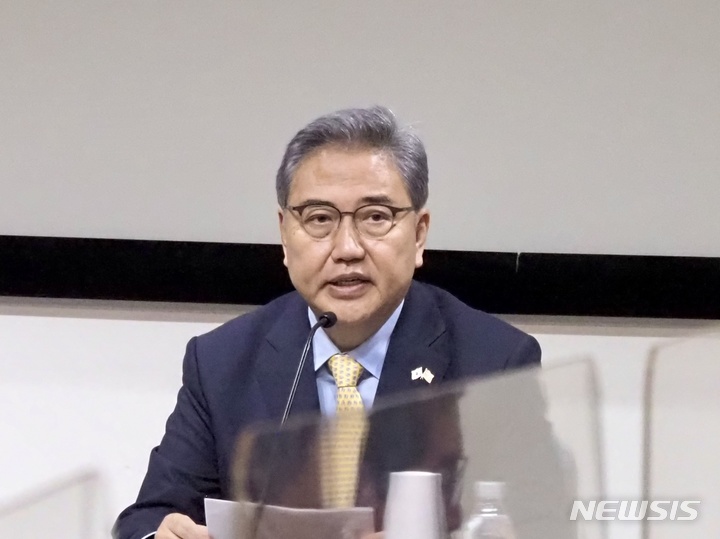 [워싱턴=뉴시스]김난영 기자=박진 외교부장관이 14일(현지시간) 워싱턴DC 한국문화원에서 특파원들과 간담회하고 있다. (사진=워싱턴 공동취재단) 2022.06.14.