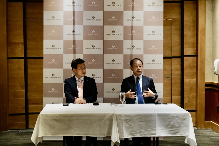 [사진=샌디에이고] 롯데지주 이훈기 의장(오른쪽)과 롯데바이오로직스 이원직 대표이사[사진=롯데바이오로직스 제공]&nbsp; *재판매 및 DB 금지