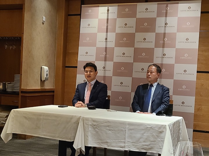 [사진=샌디에이고] 롯데지주 이훈기 의장(오른쪽)과 롯데바이오로직스 이원직 대표이사 [사진=뉴시스]&nbsp; *재판매 및 DB 금지