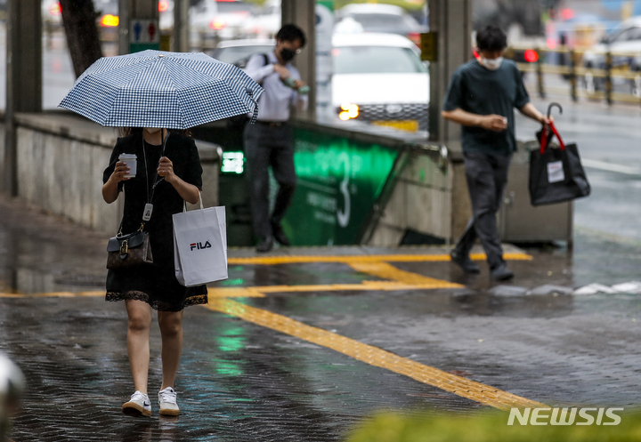 [서울=뉴시스] 정병혁 기자 = 지난 15일 오전 서울 중구 명동 인근에서 우산을 쓴 시민들이 이동하고 있다. 2022.06.15. jhope@newsis.com