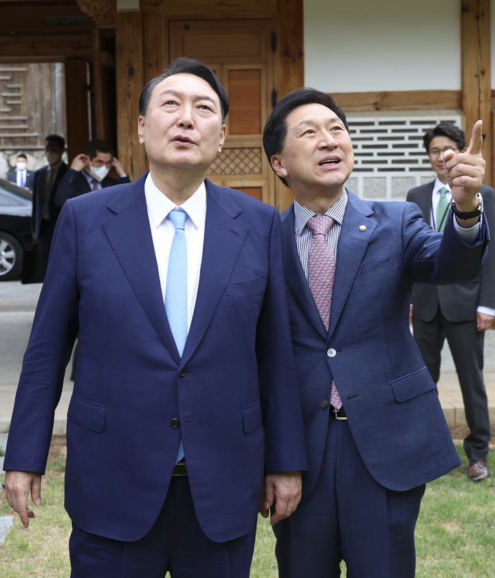 [서울=뉴시스] 최진석 기자 = 윤석열 대통령은 13일 김기현 국민의힘 당 대표와 용산 대통령실에서 만찬을 할 예정이다. 사진은 지난해 6월 삼청동에서 만난 윤 대통령과 김 대표의 모습. (사진=김기현 의원실 제공) photo@newsis.com *재판매 및 DB 금지