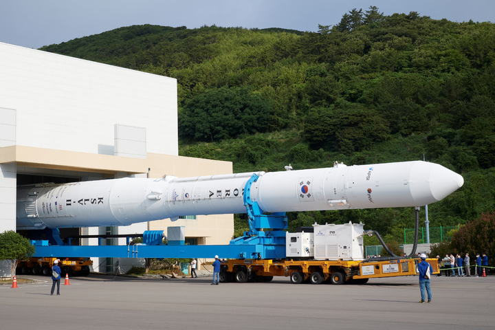 [서울=뉴시스] 한국형 발사체 누리호(KSLV-Ⅱ)가 지난 15일 전남 고흥군 나로우주센터 발사체 조립동에서 나와 발사대로 이송되고 있다. (사진=한국항공우주연구원 제공) 2022.06.15. photo@newsis.com *재판매 및 DB 금지