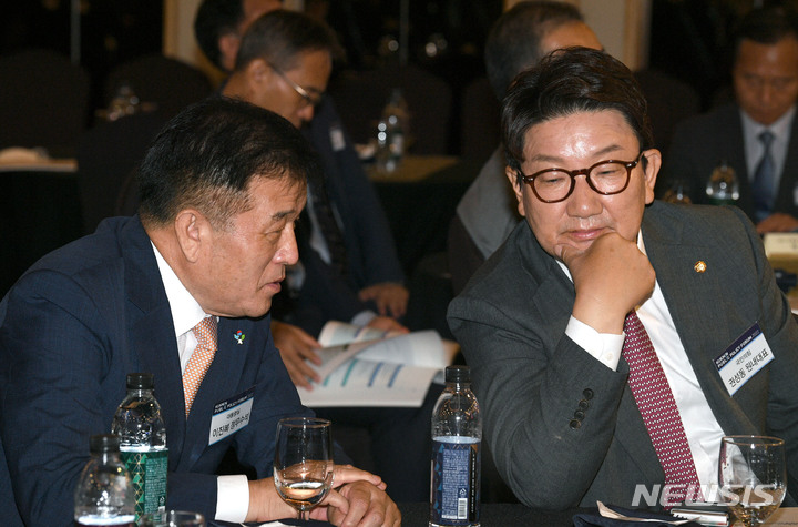 [서울=뉴시스] 국회사진기자단 = 권성동 국민의힘 원내대표와 이진복 대통령실 정무수석이 지난 6월15일 서울 여의도 CCMM빌딩에서 열린 2022 국민공공정책포럼에서 대화하고 있다. 2022.06.15. photo@newsis.com