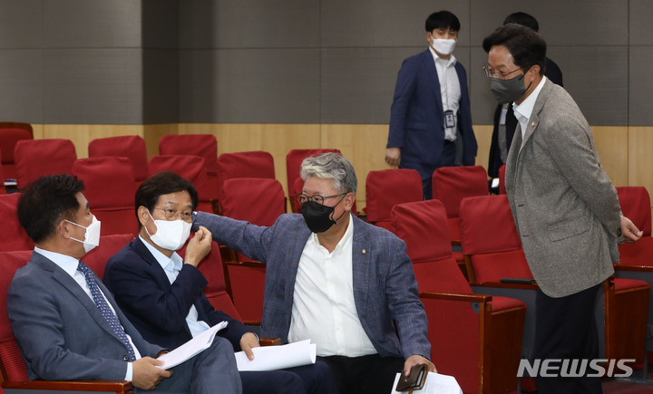 [서울=뉴시스] 최진석 기자 = 강병원(오른쪽) 더불어민주당 의원이 지난 15일 오전 서울 여의도 국회 의원회관에서 열린 민주당 위기 극복을 위한 평가토론회에서 김병욱(왼쪽 부터), 신동근, 조응천 의원과 대화를 나누고 있다. 2022.06.15. (공동취재사진) photo@newsis.com