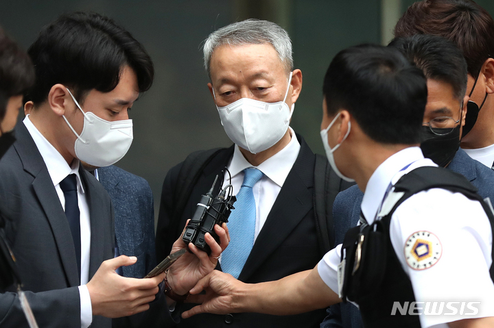 [서울=뉴시스] 백동현 기자 = 백운규 전 산업부 장관이 지난 15일 오후 서울 송파구 서울동부지법에서 열린 영장실질심사를 마치고 법원을 나오고 있다. 2022.06.15. livertrent@newsis.com