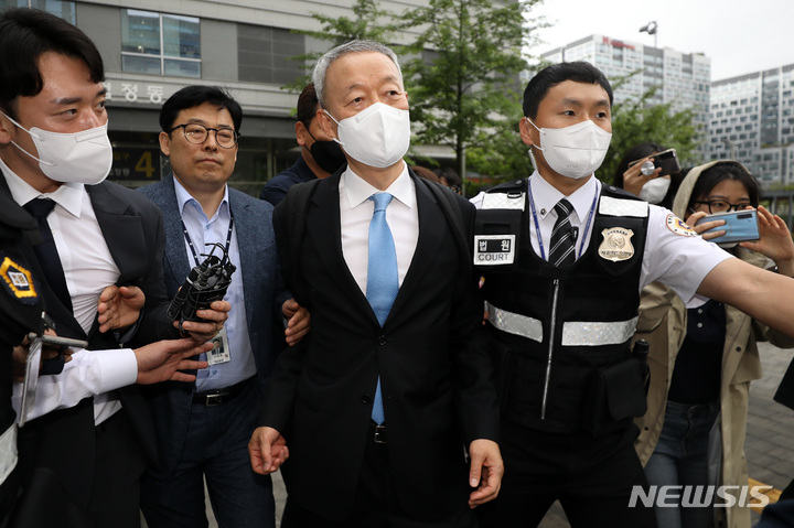 [서울=뉴시스] 백동현 기자 = 백운규 전 산업부 장관이 15일 오후 서울 송파구 서울동부지법에서 열린 영장실질심사를 마치고 법원을 나오고 있다. 2022.06.15. livertrent@newsis.com