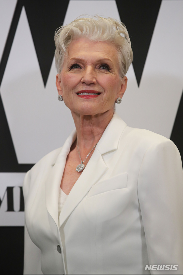 [서울=뉴시스] 권창회 기자 = 모델 메이 머스크가 지난해 6월15일 오후 서울 송파구 소피텔 서울 앰버서더 그랜드 볼룸에서 열린 '글로벌 우먼 리더스 포럼'에 앞서 기념촬영을 하고 있다.2022.06.15. kch0523@newsis.com