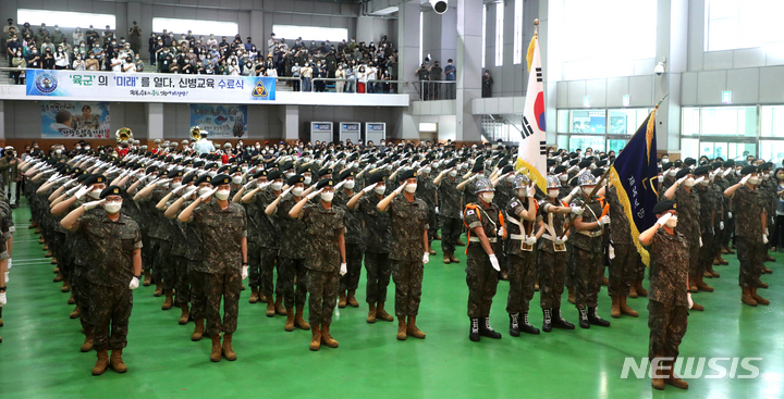 [임실=뉴시스] 김얼 기자 = 35사단 신병교육훈련 수료식이 열린 15일 전북 임실군 35사단 김범수관에서 신병교육을 마친 훈련병들이 힘차게 경례를 하고 있다. 2022.06.15. pmkeul@newsis.com