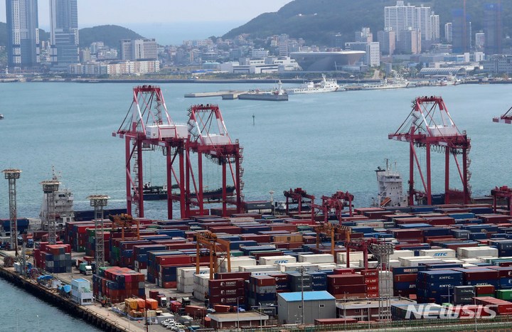 [부산=뉴시스] 하경민 기자 = 민주노총 공공운수노조 화물연대가 총파업을 철회한 15일 부산 남구 신선대부두에서 트레일러 차량이 컨테이너를 운반하고 있다. 2022.06.15. yulnetphoto@newsis.com