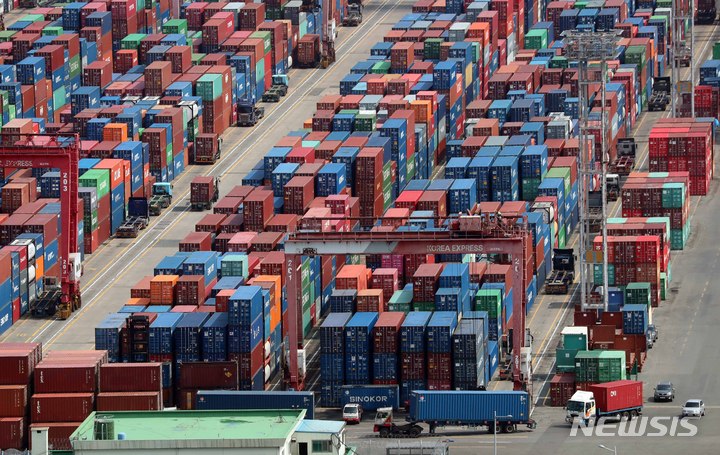 [부산=뉴시스] 하경민 기자 = 지난 15일 부산 남구 신선대부두에서 트레일러 차량이 컨테이너를 운반하고 있다. 2022.06.15. yulnetphoto@newsis.com