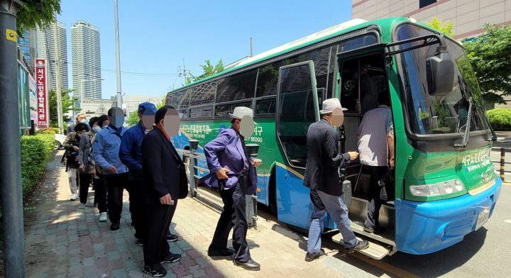 [광주=뉴시스] 광주서구노인종합복지관은 코로나19로 중단됐던 셔틀버스를 정상 운영한다고 15일 밝혔다. (사진=광주서구노인종합복지관 제공). photo@newsis.com *재판매 및 DB 금지