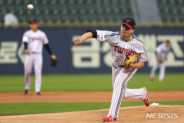 [서울=뉴시스] 백동현 기자 = 15일 오후 서울 송파구 잠실야구장에서 열린 프로야구 '2022 신한은행 SOL KBO리그' 삼성 라이온즈 대 LG 트윈스의 경기, LG 선발 이민호가 역투하고 있다. 2022.06.15. livertrent@newsis.com