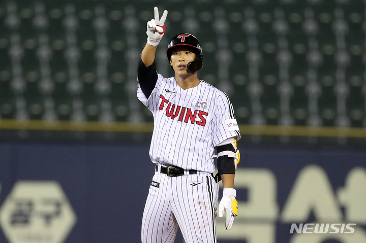 [서울=뉴시스] 백동현 기자 = 15일 오후 서울 송파구 잠실야구장에서 열린 프로야구 '2022 신한은행 SOL KBO리그' 삼성 라이온즈 대 LG 트윈스의 경기, 8회말 2사 1루 상황에서 LG 송찬의가 2루타를 치고 기뻐하고 있다. 2022.06.15. livertrent@newsis.com