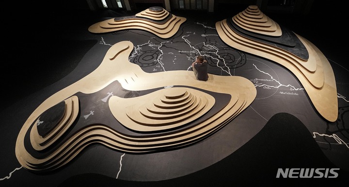 [카셀(독일)= AP/뉴시스] 5년만에 열리는 2022년 카셀 도큐멘타전 개막을 앞두고 15일 공개된 요하네스버그 작가 공동작품 "메이드유룩"( MADEYOULOOK). 올해에는 인도네시아 집단창작그룹 루앙그루파가 큐레이터를 맡아 100일동안 행사를 진행한다.&nbsp; 