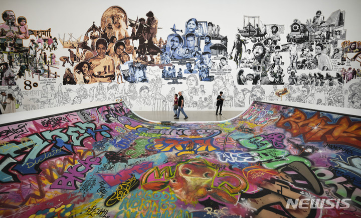 [카셀(독일)=AP/뉴시스] 5년마다 열리는 카셀 도쿠멘타전 메인전시관 입구에서 15일(현지시간) 사전 공개된 출품작들 사이를 걸어가는&nbsp; 관람객들.&nbsp;&nbsp; 