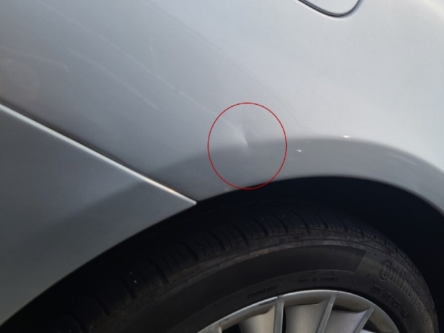 [서울=뉴시스]'문콕'으로 인해 벤츠 차량에 흠집 난 모습. 온라인 커뮤니티 캡처 *재판매 및 DB 금지