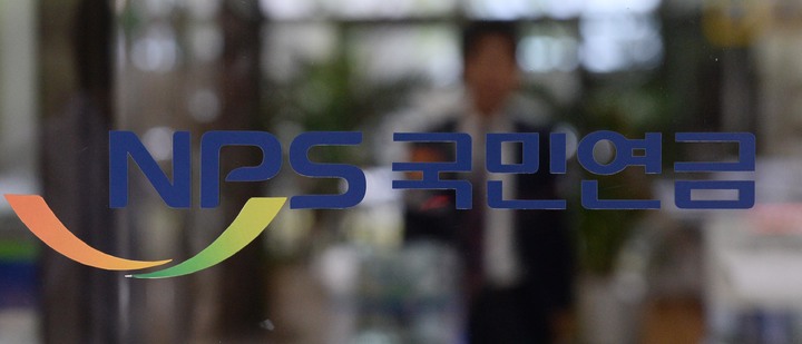 국민연금 외화채 발행 검토..."부적절한 편법" vs "장기적 이득" - 뉴스 썸네일 이미지