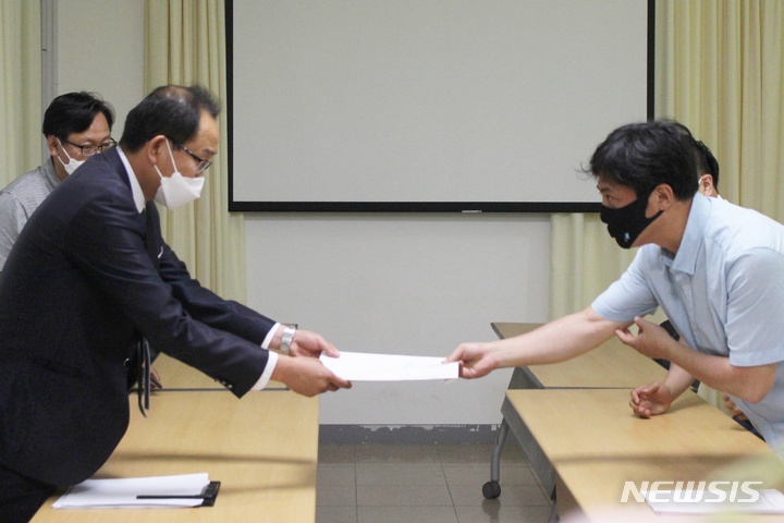 [제주=뉴시스] 양영전 기자 = 제주도 인권보장 및 증진위원회 신강협(오른쪽) 위원장이 16일 오전 제주웰컴센터 4회의실에서 오영훈 제주지사직 인수위원회 산하 도민정부위원회 강병삼 위원장에게 건의문을 전달하고 있다. 2022.06.16. 0jeoni@newsis.com 