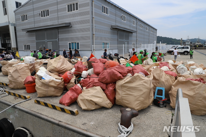 한려해상국립공원, 유·무인도서서 쓰레기 16.5t 수거