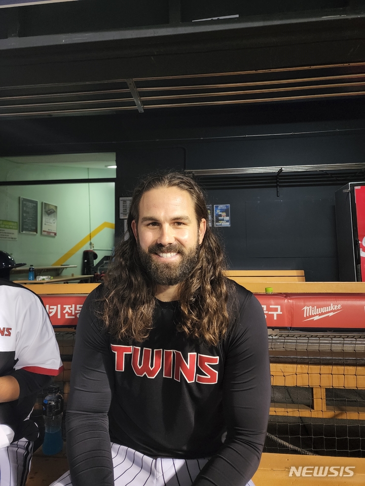 [서울=뉴시스] 김희준 기자 = LG 트윈스의 케이시 켈리가 16일 잠실구장에서 벌어진 삼성 라이온즈와의 경기를 마친 뒤 인터뷰를 하고 있다. 2022.06.16jinxijun@newsis.com