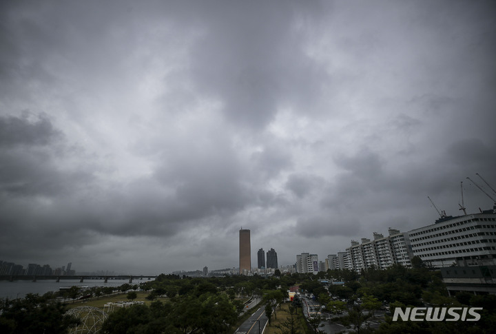 [서울=뉴시스] 흐린 서울 하늘 모습.뉴시스DB.2026.03.03.photo@newsis.com