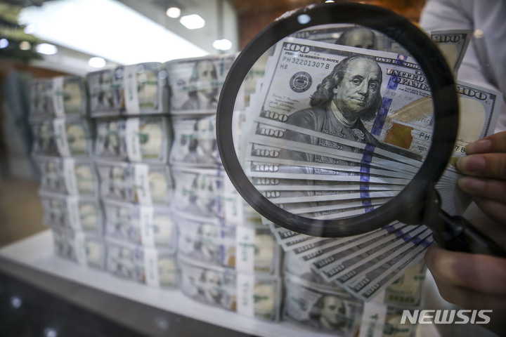 [서울=뉴시스] 미국 지역은행들이 잇달아 대출 사기 의혹에 휘말리면서 거액의 대출금을 회수하지 못할 위기에 놓이자, 금융권 전반에 신용 불안이 확산하고 있다. 사진은 서울 중구 하나은행 위변조대응센터에서 직원들이 달러화를 정리하고 있다. 2025.10.17.