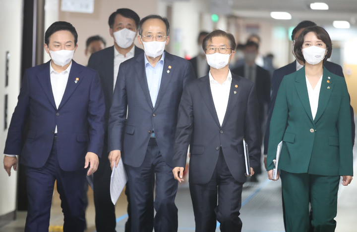 [서울=뉴시스] 김명원 기자 = 추경호 기획재정부 장관이 16일 서울 종로구 정부서울청사에서 열린 새정부 경제정책방향 관련 합동브리핑을 위해 원희룡 국토교통부 장관, 이정식 고용노동부 장관, 이영 중소벤처기업부 장관과 함께 브리핑실로 이동하고 있다. 2022.06.16. kmx1105@newsis.com