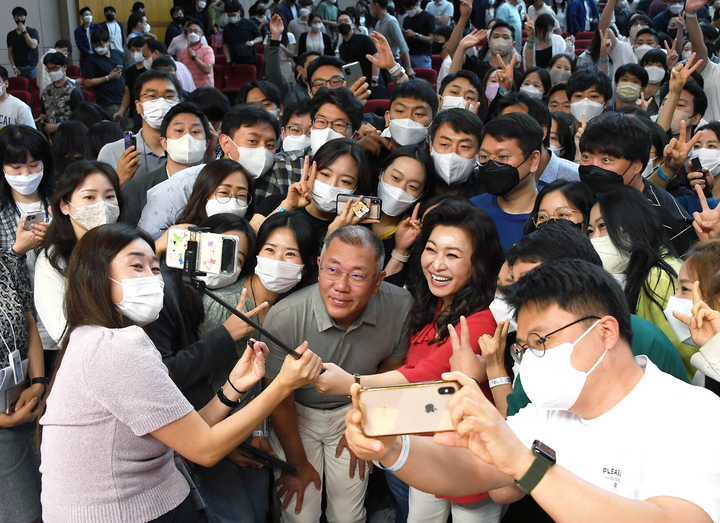 [서울=뉴시스] 정의선 현대차그룹 회장과 오은영 정신의학과 박사가 16일 서울 양재동 현대자동차 본사에서 열린 '마음 상담 토크 콘서트'에 참석한 뒤 직원들과 기념촬영을 하고 있다. 현대자동차는 이날 임직원 대상으로 마음 상담 토크 콘서트를 진행했다. (사진=현대자동차 제공) 2022.06.16. photo@newsis.com *재판매 및 DB 금지