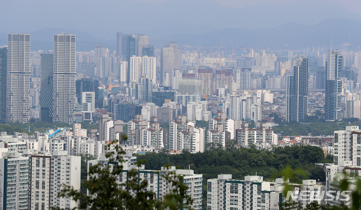 [서울=뉴시스] 이영환 기자 = 16일 오후 서울 시내의 아파트가 보이고 있다. 지난 15일 한국부동산원 집계에 따르면 4월 서울 아파트 실거래가지수는 전월대비 1.31% 올라 2개월 연속 상승했다. 부동산원 실거래가지수는 실제 신고된 거래 사례만 집계하기 때문에 비교적 정확한 통계로 평가받는다. 다만 부동산원이 중간 집계를 통해 산출한 5월 잠정지수는 하락할 것으로 예상됐다. 2022.06.16. 20hwan@newsis.com