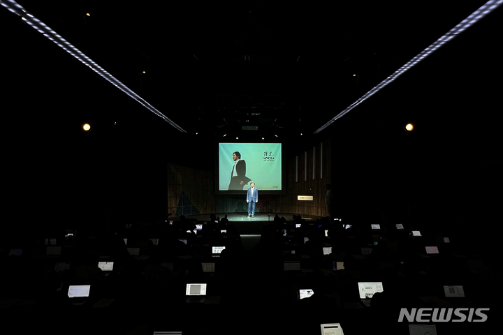 [서울=뉴시스] 박진희 기자 = 가수 임재범이 정규 7집 'SEVEN,(세븐 콤마)' 프롤로그곡 '위로'가 발매된 16일 서울 용산구 블루스퀘어 신한카드홀에서 미디어 청음회를 하고 있다. 2022.06.16. pak7130@newsis.com