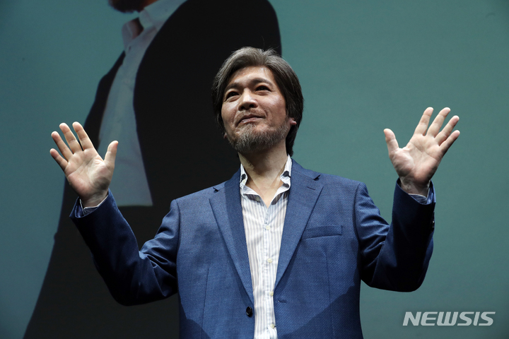 [서울=뉴시스] 박진희 기자 = 가수 임재범이 정규 7집 'SEVEN,(세븐 콤마)' 프롤로그곡 '위로'가 발매된 16일 서울 용산구 블루스퀘어 신한카드홀에서 미디어 청음회를 하고 있다. 2022.06.16. pak7130@newsis.com