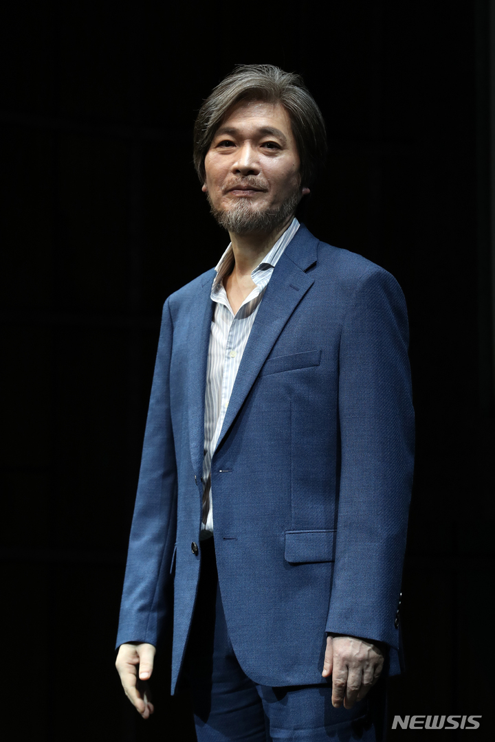 [서울=뉴시스] 박진희 기자 = 가수 임재범이 정규 7집 'SEVEN,(세븐 콤마)' 프롤로그곡 '위로'가 발매된 16일 서울 용산구 블루스퀘어 신한카드홀에서 미디어 청음회를 하고 있다. 2022.06.16. pak7130@newsis.com