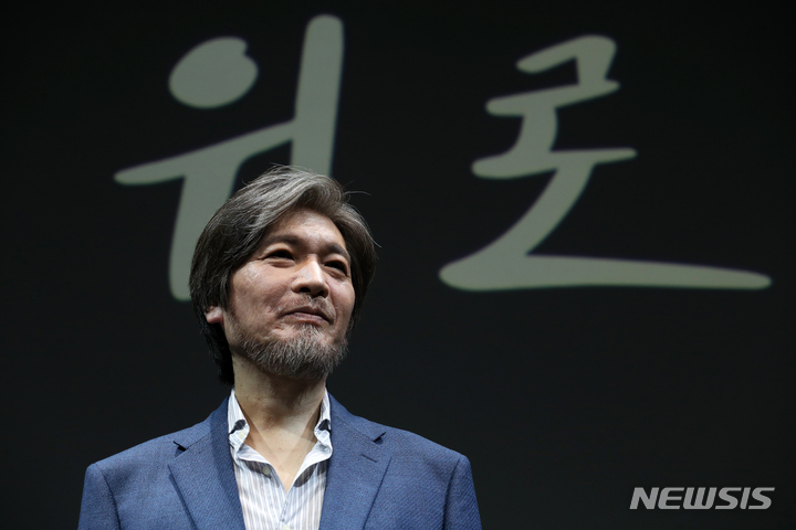 [서울=뉴시스] 박진희 기자 = 가수 임재범이 정규 7집 'SEVEN,(세븐 콤마)' 프롤로그곡 '위로'가 발매된 16일 서울 용산구 블루스퀘어 신한카드홀에서 미디어 청음회를 하고 있다. 2022.06.16. pak7130@newsis.com