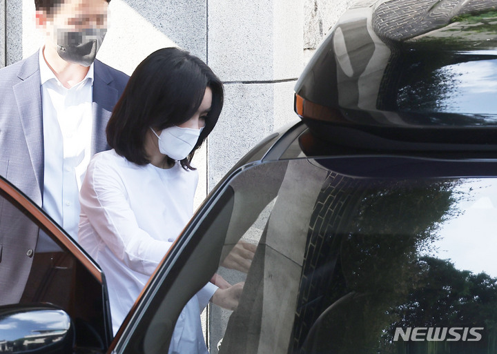 [서울=뉴시스] 조수정 기자 = 윤석열 대통령 부인 김건희 여사가 16일 오후 전직 대통령 고(故) 전두환씨 부인 이순자 여사를 예방한 뒤 서울 서대문구 연희동 이 여사 자택을 나서고 있다. (공동취재사진) 2022.06.16. chocrystal@newsis.com