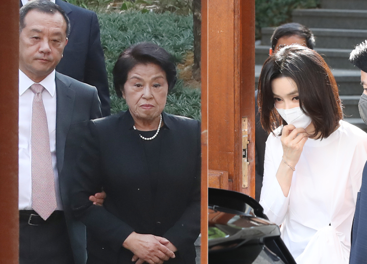 [서울=뉴시스] 조수정 기자 = 윤석열 대통령 부인 김건희(오른쪽 사진) 여사가 16일 오후 전직 대통령 고(故) 전두환씨 부인 이순자 여사를 예방한 뒤 서울 서대문구 연희동 이 여사 자택에서 나서고 있다. 왼쪽은 배웅 나온 이순자 여사. 2022.06.16. chocrystal@newsis.com