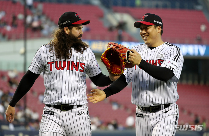 [서울=뉴시스] 추상철 기자 = 16일 오후 서울 송파구 잠실야구장에서 열린 '2022 KBO리그' 삼성라이온즈와 LG트윈스의 경기, 5회초 2아웃 주자 2,3루 상황에서 LG 켈리가 잔루로 마무리한 후 김현수와 기뻐하고 있다. 2022.06.16. scchoo@newsis.com