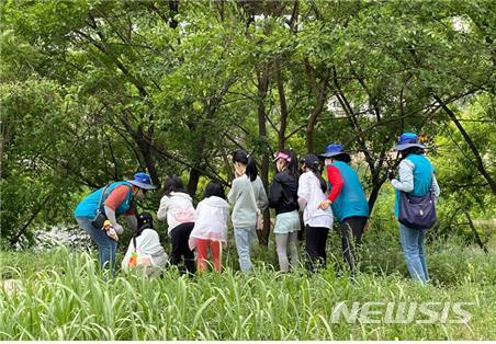 [서울=뉴시스]서울시설공단은 17일 '청계천 생태학교' 프로그램 참가자를 모집한다고 밝혔다. 2022.06.17. (사진 = 서울시설공단 제공) photo@newsis.com