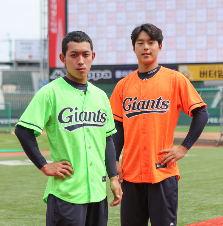 [부산=뉴시스] 프로야구 롯데 자이언츠 황성빈(왼쪽)선수와 한태양선수가 형광 그린과 형광 오렌지 색상의 새 패션 유니폼을 선보이고 있다. (사진=롯데 자이언츠 제공) *재판매 및 DB 금지