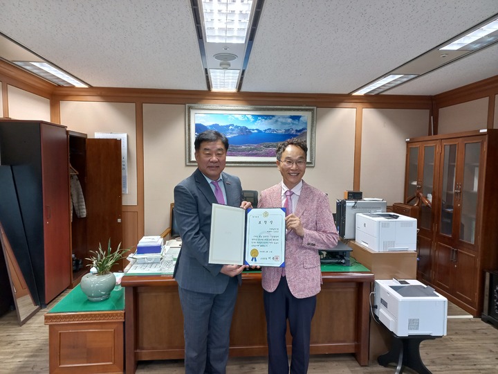 [광주=뉴시스] 구길용 기자 = 광주지방조달청은 17일 공공조달 발전 등에 기여한 ㈜해솔아스콘(대표이사 임경준)에 대해 조달청장 표창장을 전수했다고 밝혔다. (사진=광주조달청 제공). 2022.06.17. kykoo1@newsis.com *재판매 및 DB 금지