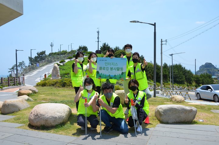 [서울=뉴시스] 인터지스 직원들이 플로깅 봉사활동에 참여하는 모습. (사진=동국제강 제공) *재판매 및 DB 금지