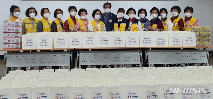 [대구=뉴시스]김정화 기자 = 대구시 수성구는 황금2동 희망나눔위원회가 지역 내 노인들을 위한 삼계탕 나눔 행사를 진행했다. (사진 = 대구시 수성구 제공) 2022.06.17. photo@newsis.com