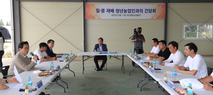 [세종=뉴시스] 정황근 농림축산식품부 장관이 17일 청년 농업인과 간담회를 하고 있다. (사진=농식품부 제공) *재판매 및 DB 금지