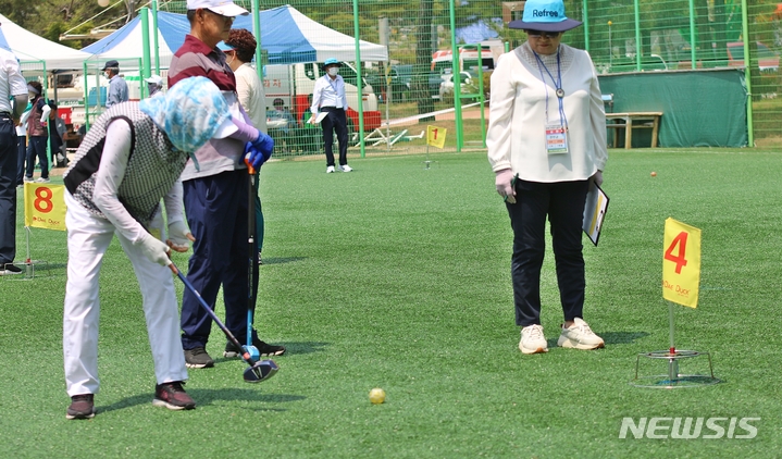 [괴산=뉴시스] 강신욱 기자 = 17일 충북 괴산생활체육공원 다목적운동장에서 17회 충북 어르신 생활체육대회 그라운드 골프 단체전 경기가 펼쳐지고 있다. 2022.06.17. ksw64@newsis.com 