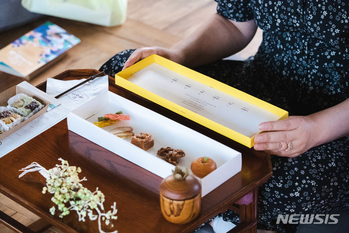 [서울=뉴시스] '수라간 시식공감' 밤의 생과방을 즐기고 있는 참가자들. (사진=한국문화재재단 제공) 2022.06.17. photo@newsis.com *재판매 및 DB 금지