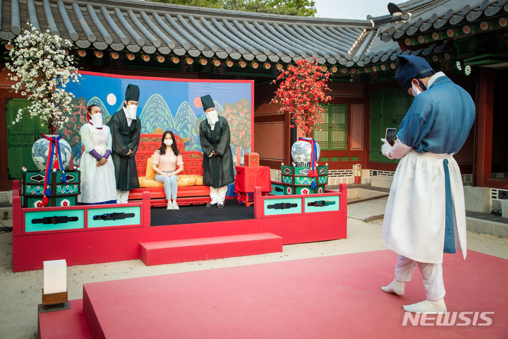 [서울=뉴시스] '수라간 시식공감' 식도락x시식공감 기념촬영 중인 참가자들. (사진=한국문화재재단 제공) 2022.06.17. photo@newsis.com *재판매 및 DB 금지